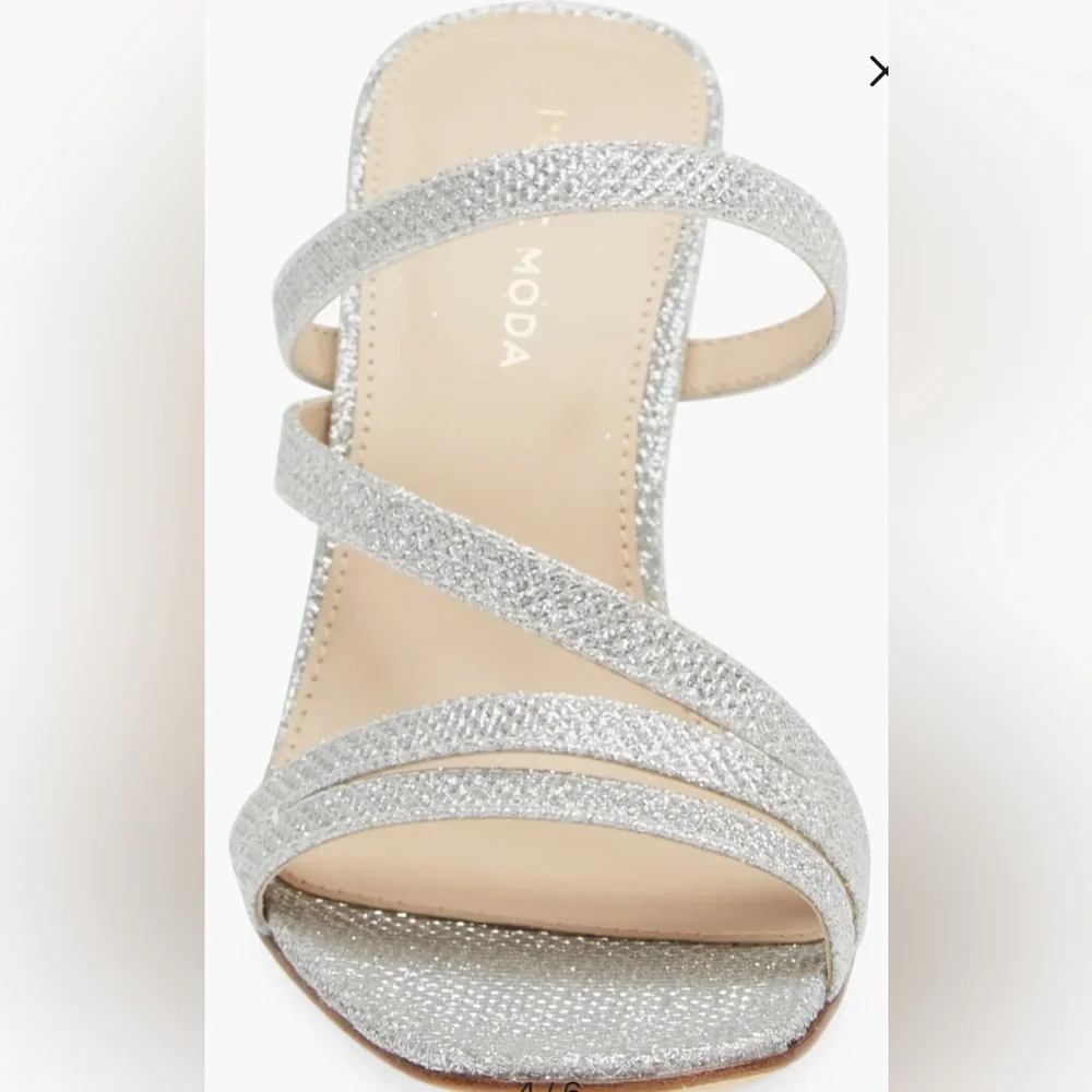 Pelle Moda Ostin Silver Metallic sandals. Ladies 8.5